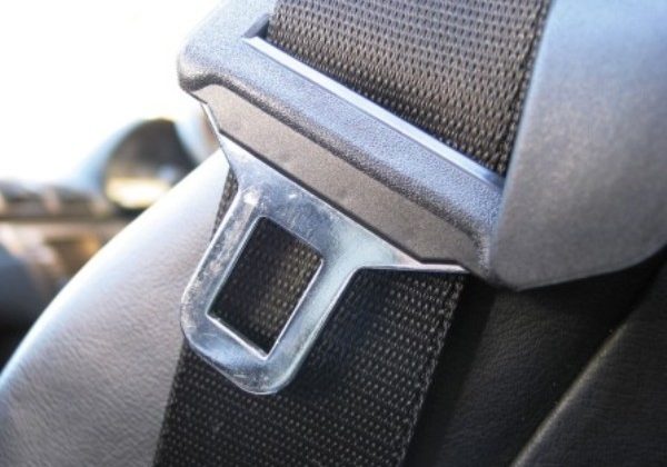 Le cinture di sicurezza sono ancora un fastidio per troppi automobilisti Le cinture di sicurezza sono ancora un fastidio per troppi automobilisti