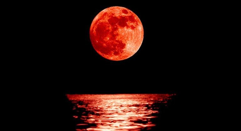 La notte della Superluna rosso sangue La notte della Superluna rosso sangue