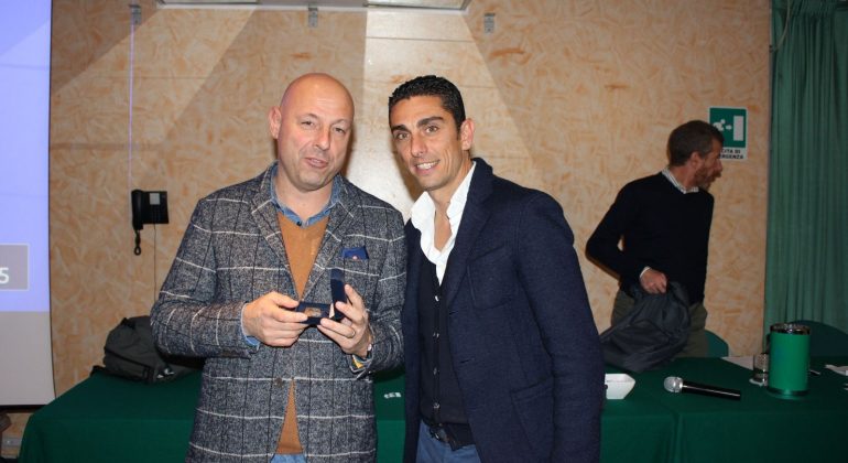 Mister Moreno Longo premia Fabio Nobili, miglior allenatore del 2014. Stefano Lovisolo votato per il 2015 Mister Moreno Longo premia Fabio Nobili, miglior allenatore del 2014. Stefano Lovisolo votato per il 2015