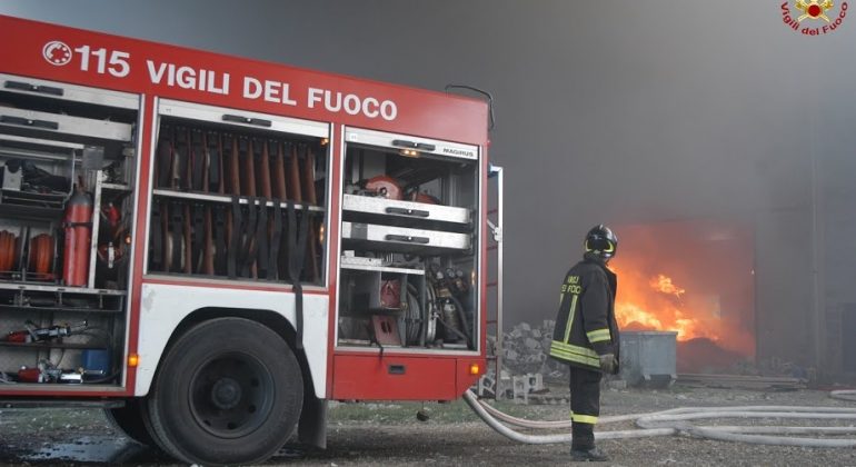 Violento incendio in una lavanderia industriale a Rocca Grimalda Violento incendio in una lavanderia industriale a Rocca Grimalda