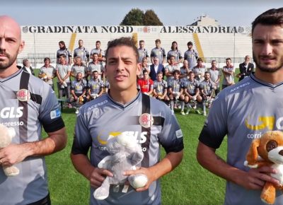 Le istruzioni per il ‘Grey bear toss’ le danno i giocatori dell’Alessandria calcio Le istruzioni per il ‘Grey bear toss’ le danno i giocatori dell’Alessandria calcio