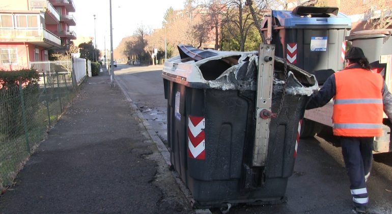 Altra Notte Di Fuoco Cassonetti Dei Rifiuti Bruciati