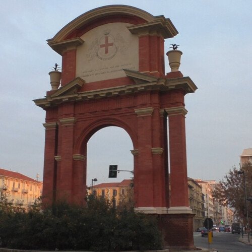 Giornata della Croce Rossa: illuminazione speciale per l’arco di piazza Matteotti