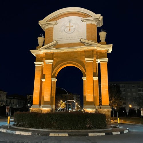 Alessandria aspetta il Tour: l’arco di via Dante si tinge di giallo