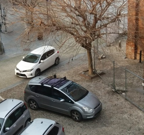 “Auto contromano in via S. Maria di Castello per portare i figli a scuola”: la segnalazione di un’alessandrina