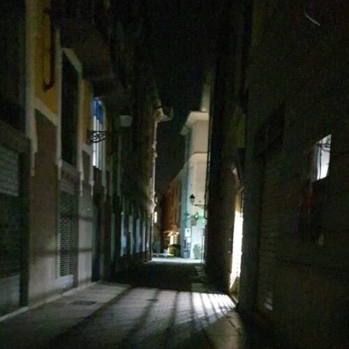 Notte sempre più buia nelle vie di Alessandria