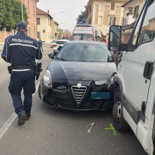 Incidente in via Crispi a Novi: senso unico alternato