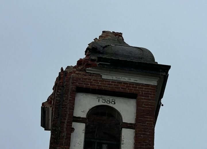 Fulmine danneggia il campanile di una frazione di Morano sul Po: mattoni e calcinacci crollati