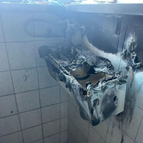 Le immagini dell’incendio appiccato nei bagni dell’Istituto Volta