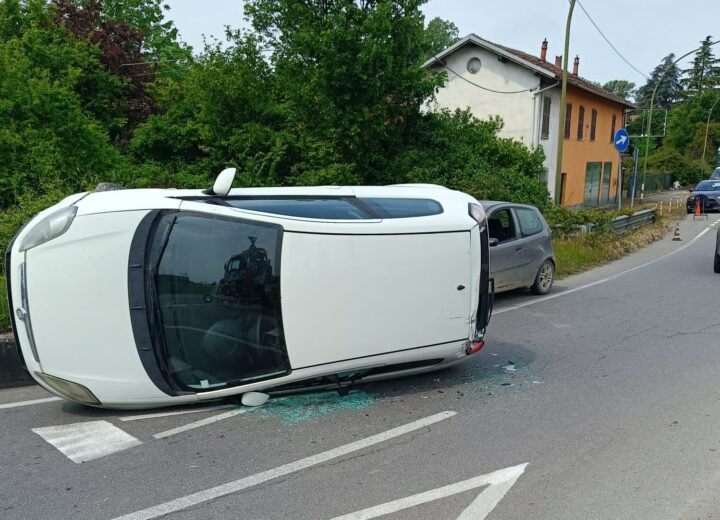 Incidente tra Novi e Serravalle: un’auto accosta per far passare l’ambulanza ma si ribalta