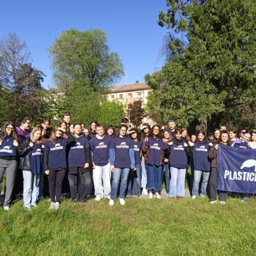 Raccolta rifiuti al parco Villa di Alessandria: l’associazione Plastic Free e il Liceo Eco fanno squadra