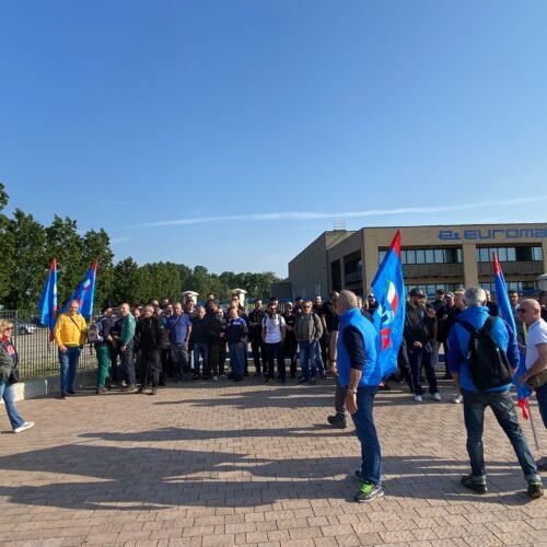 Iniziato il presidio di sindacati e lavoratori davanti all’Euromac