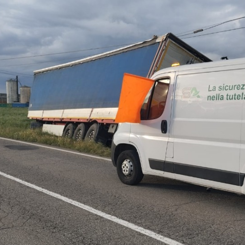 Camion fuori strada tra Novi e Bosco Marengo: nessun ferito