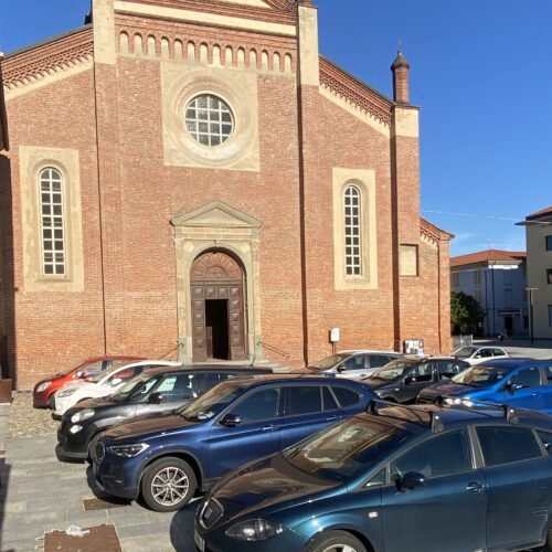 Ancora parcheggi selvaggi sul sagrato di Santa Maria di Castello