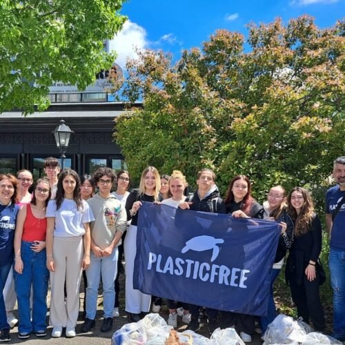 Raccolta rifiuti abbandonati al parcheggio Berlinguer grazie agli studenti del Liceo Eco e a Plastic Free
