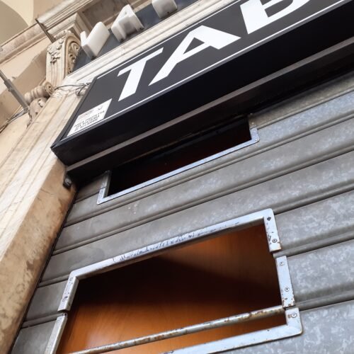 Nuovo atto vandalico alla tabaccheria vicino al Comune di Alessandria: “Viviamo con l’angoscia”