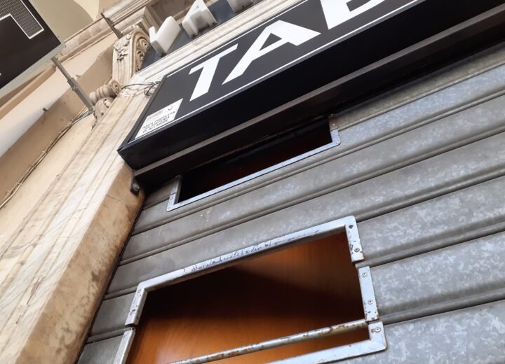 Nuovo atto vandalico alla tabaccheria vicino al Comune di Alessandria: “Viviamo con l’angoscia”