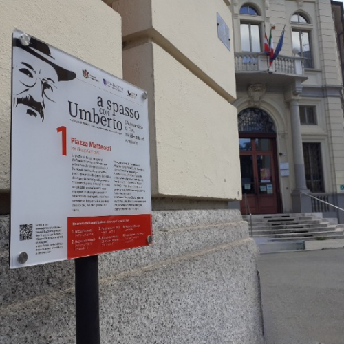 Umberto Eco: ad Alessandria un cartello informativo per i turisti davanti al liceo a lui dedicato
