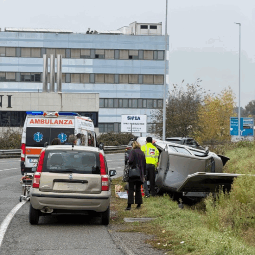 Auto si ribalta in via Circonvallazione Ovest a Valenza. Conducente soccorsa dal 118 Auto si ribalta in via Circonvallazione Ovest a Valenza. Conducente soccorsa dal 118