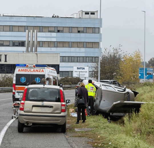 Auto si ribalta in via Circonvallazione Ovest a Valenza. Conducente soccorsa dal 118 Auto si ribalta in via Circonvallazione Ovest a Valenza. Conducente soccorsa dal 118