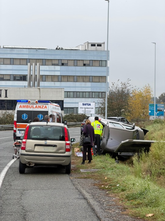 Auto si ribalta in via Circonvallazione Ovest a Valenza. Conducente soccorsa dal 118 Auto si ribalta in via Circonvallazione Ovest a Valenza. Conducente soccorsa dal 118