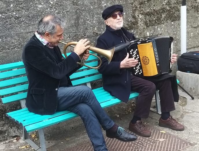 Coscia, Fresu, una panchina e tanta magia: il nuovo disco presentato nei luoghi della gioventù Coscia, Fresu, una panchina e tanta magia: il nuovo disco presentato nei luoghi della gioventù