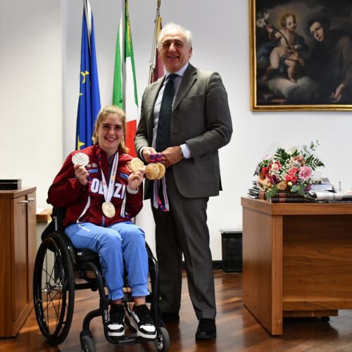 Monica Boggioni incontra il Questore Nicola Falvella con le sue cinque medaglie mondiali Monica Boggioni incontra il Questore Nicola Falvella con le sue cinque medaglie mondiali