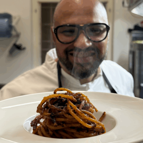 Spaghetti all’assassina: la masterclass di chef Laforgia a Fuga di Sapori Spaghetti all’assassina: la masterclass di chef Laforgia a Fuga di Sapori