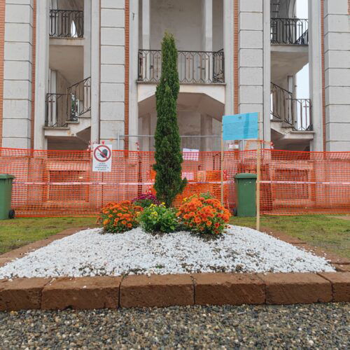 Aiuole vicine ai sepolcreti del cimitero chiusi. Abonante si scusa e promette: “Riapriranno nel 2026” Aiuole vicine ai sepolcreti del cimitero chiusi. Abonante si scusa e promette: “Riapriranno nel 2026”