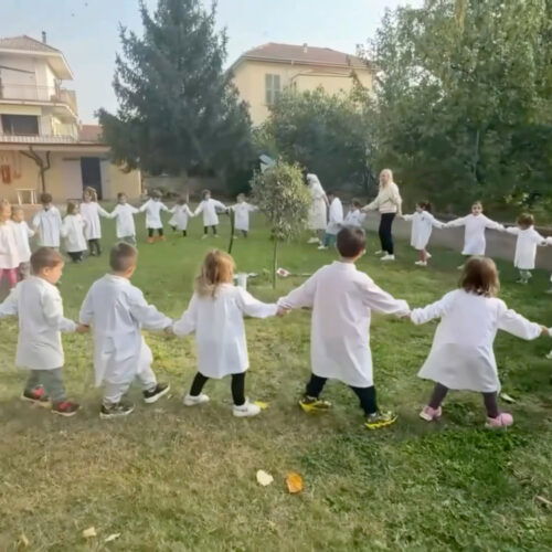 La “carezza di pace” dei bambini della scuola Madre Carolina Beltrami di Alessandria La “carezza di pace” dei bambini della scuola Madre Carolina Beltrami di Alessandria