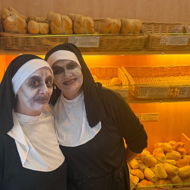 A Valenza vendono il pane vestite da suore “assatanate” per celebrare Halloween A Valenza vendono il pane vestite da suore “assatanate” per celebrare Halloween