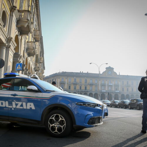Polizia: controlli nelle zone più critiche. Fermato uomo in possesso di hashish Polizia: controlli nelle zone più critiche. Fermato uomo in possesso di hashish