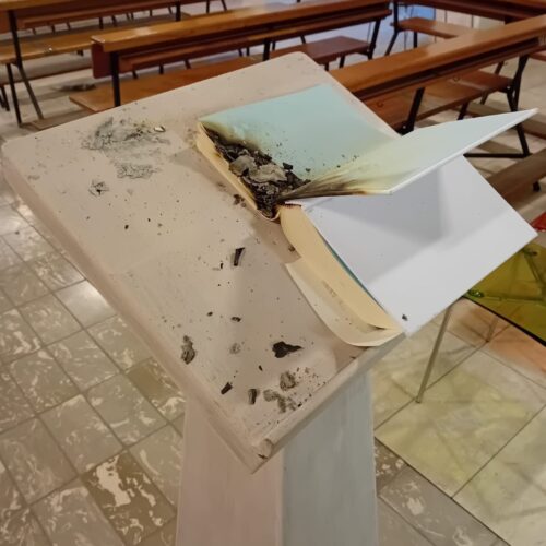 Vandali bruciano libro sacro nella chiesa di Oltreponte. Riboldi (Fdi): “Gesto che ferisce la nostra identità” Vandali bruciano libro sacro nella chiesa di Oltreponte. Riboldi (Fdi): “Gesto che ferisce la nostra identità”