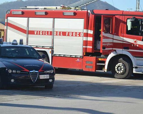 Fiamme nel rimorchio di un trattore carico di paglia. Sul posto i Vigili del Fuoco e Carabinieri Fiamme nel rimorchio di un trattore carico di paglia. Sul posto i Vigili del Fuoco e Carabinieri