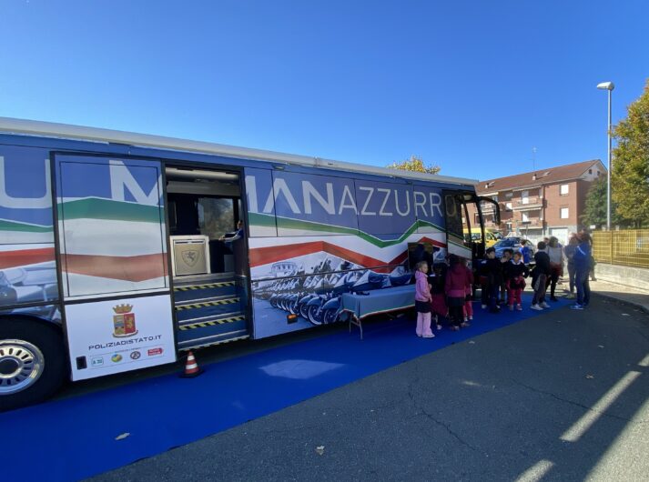 Il Pullman Azzurro della Polizia di Stato fa tappa a Bistagno per educare i giovani acquesi alla sicurezza stradale Il Pullman Azzurro della Polizia di Stato fa tappa a Bistagno per educare i giovani acquesi alla sicurezza stradale