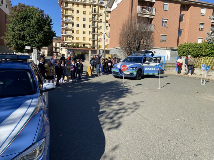 Il Pullman Azzurro della Polizia di Stato fa tappa a Bistagno per educare i giovani acquesi alla sicurezza stradale Il Pullman Azzurro della Polizia di Stato fa tappa a Bistagno per educare i giovani acquesi alla sicurezza stradale