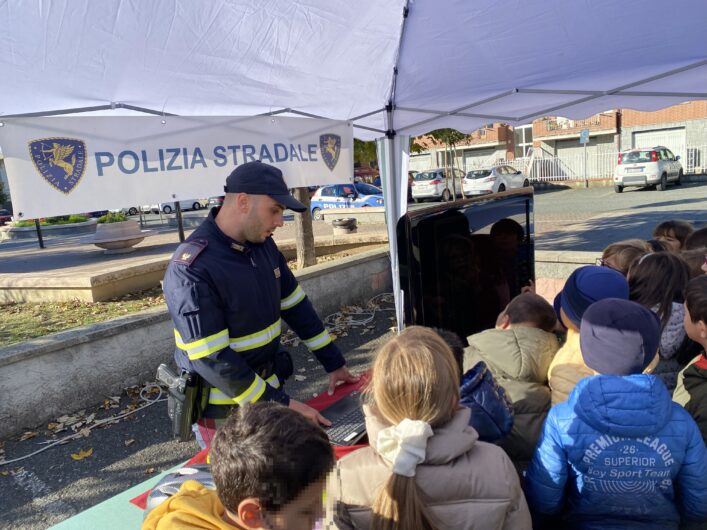 Il Pullman Azzurro della Polizia di Stato fa tappa a Bistagno per educare i giovani acquesi alla sicurezza stradale Il Pullman Azzurro della Polizia di Stato fa tappa a Bistagno per educare i giovani acquesi alla sicurezza stradale