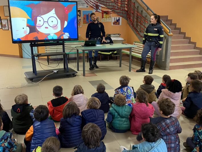 Il Pullman Azzurro della Polizia di Stato fa tappa a Bistagno per educare i giovani acquesi alla sicurezza stradale Il Pullman Azzurro della Polizia di Stato fa tappa a Bistagno per educare i giovani acquesi alla sicurezza stradale