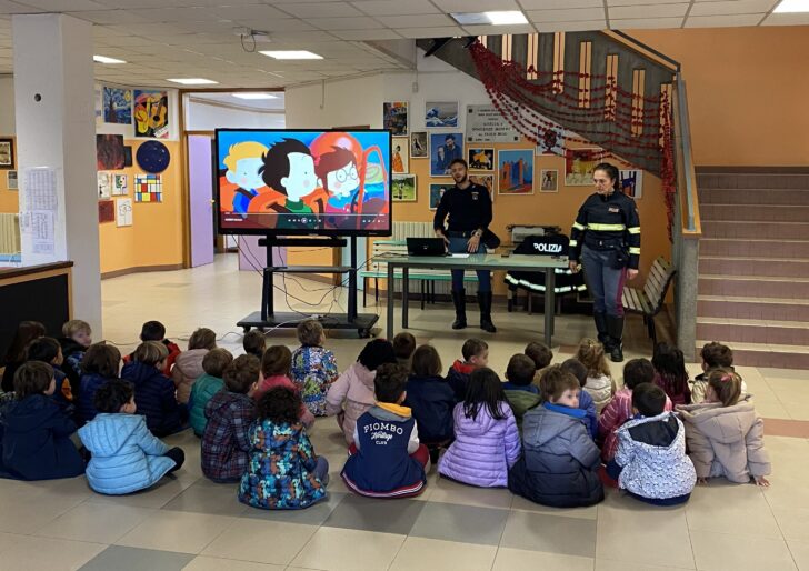 Il Pullman Azzurro della Polizia di Stato fa tappa a Bistagno per educare i giovani acquesi alla sicurezza stradale Il Pullman Azzurro della Polizia di Stato fa tappa a Bistagno per educare i giovani acquesi alla sicurezza stradale