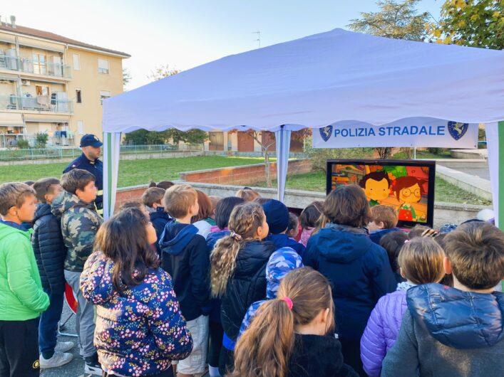 Il Pullman Azzurro della Polizia di Stato fa tappa a Bistagno per educare i giovani acquesi alla sicurezza stradale Il Pullman Azzurro della Polizia di Stato fa tappa a Bistagno per educare i giovani acquesi alla sicurezza stradale