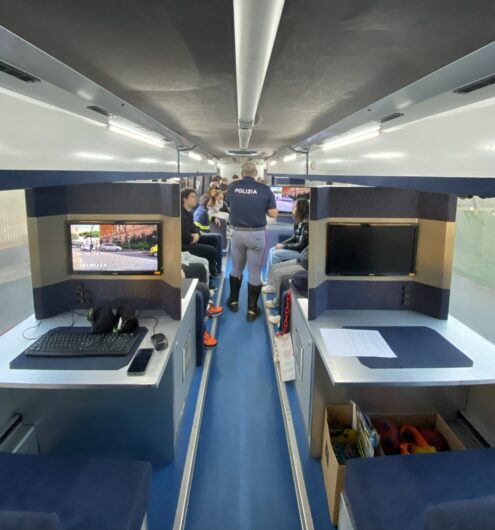 Il Pullman Azzurro della Polizia di Stato fa tappa a Bistagno per educare i giovani acquesi alla sicurezza stradale Il Pullman Azzurro della Polizia di Stato fa tappa a Bistagno per educare i giovani acquesi alla sicurezza stradale