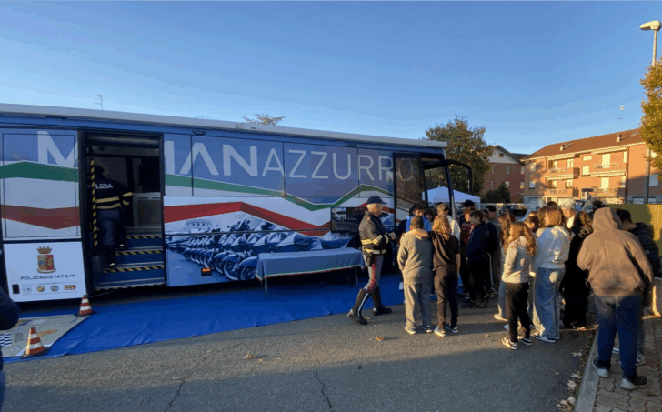 Il Pullman Azzurro della Polizia di Stato fa tappa a Bistagno per educare i giovani acquesi alla sicurezza stradale Il Pullman Azzurro della Polizia di Stato fa tappa a Bistagno per educare i giovani acquesi alla sicurezza stradale