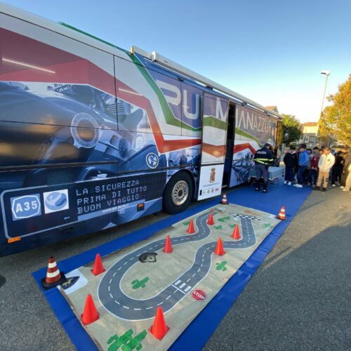 Il Pullman Azzurro della Polizia di Stato fa tappa a Bistagno per educare i giovani acquesi alla sicurezza stradale Il Pullman Azzurro della Polizia di Stato fa tappa a Bistagno per educare i giovani acquesi alla sicurezza stradale