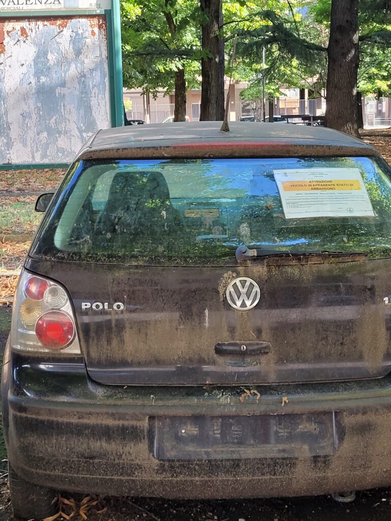 auto abbandonata valenza piazza giovanni xxiii
