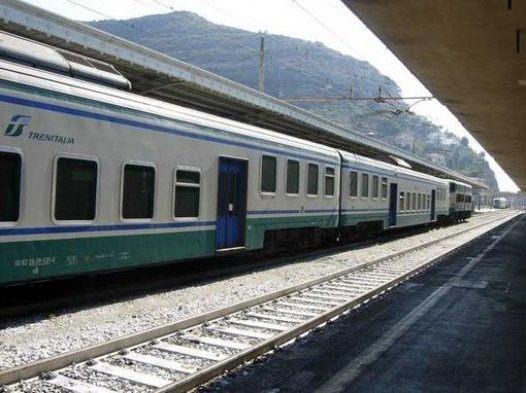 Aumento di biglietti e abbonamenti dei treni sovraregionali: i pendolari non ci stanno