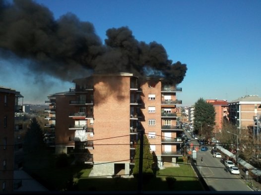Incendio al quinto piano di un palazzo a Valenza, nessun ferito