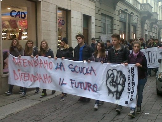Gli studenti tornano in piazza per una scuola pubblica ‘solidale’ e davvero dalla parte dei giovani