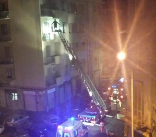 Fumo da un alloggio in via Cairoli: minuti di paura, ma ora situazione sotto controllo
