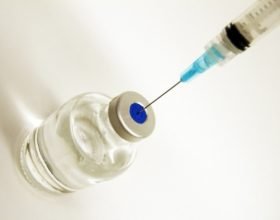 Il bombardamento informativo annacqua la verità anche in medicina: il caso dei vaccini e delle cure miracolose