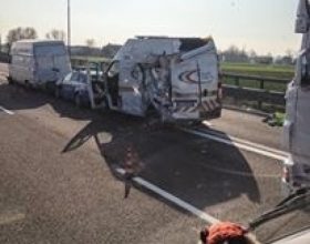 Furgone investe i mezzi di soccorso in autostrada